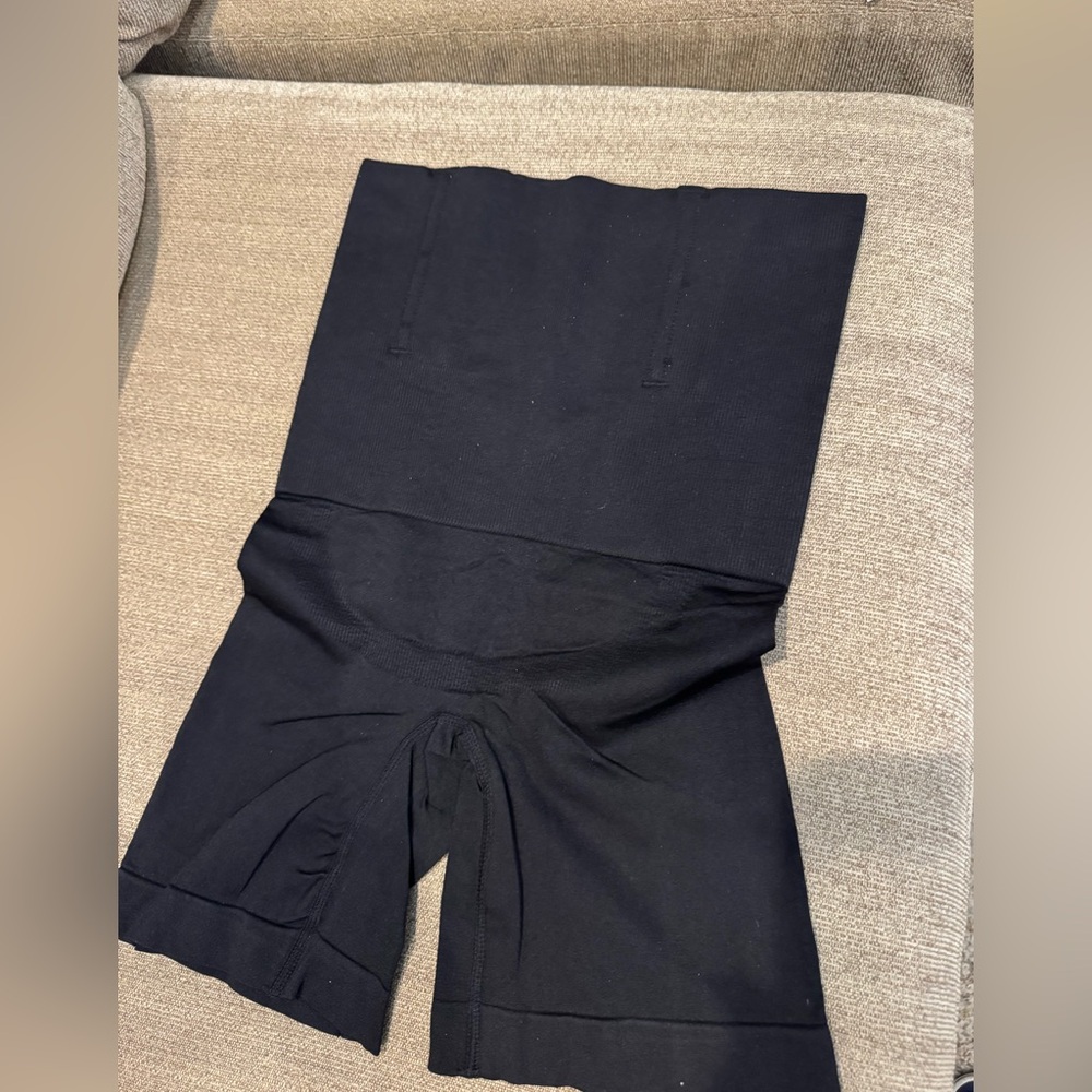 Seamless Black High-Waist Shapewear Shorts XL
Beige pair too!